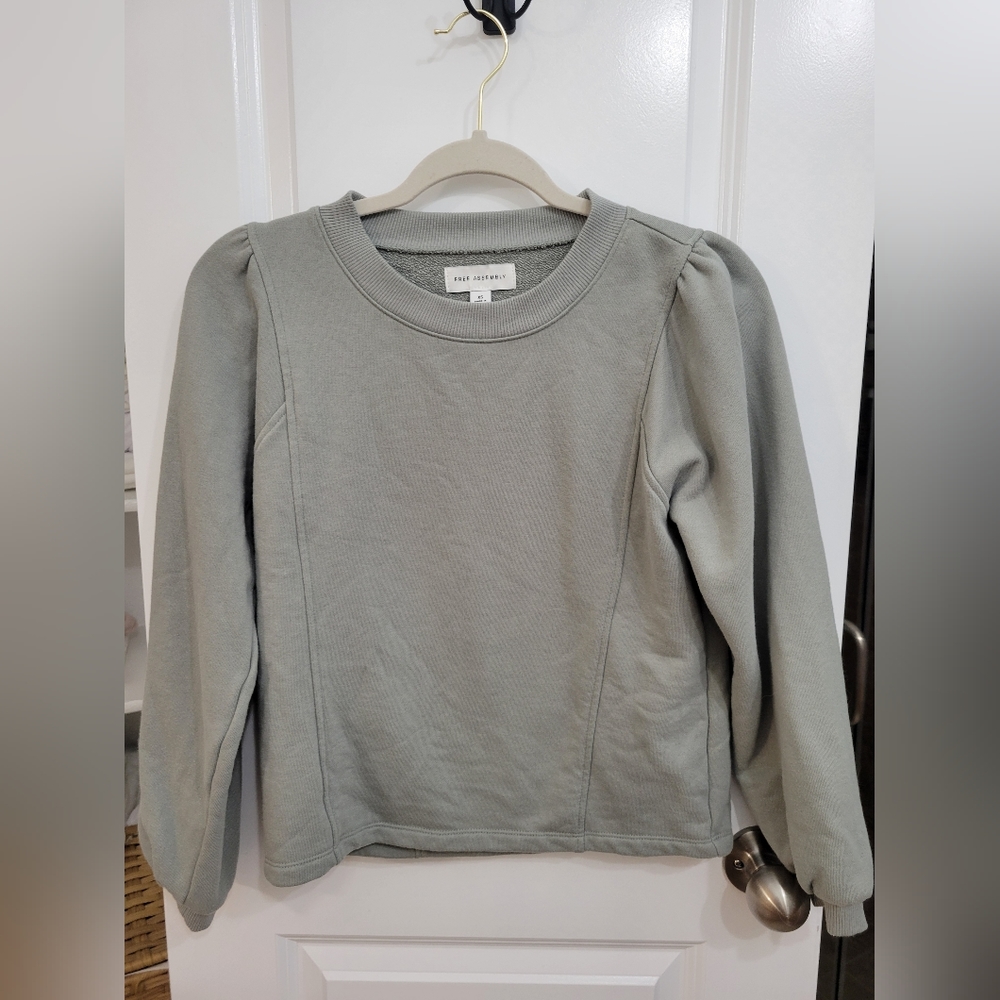 Small Free Assembly Green Sweatshirt